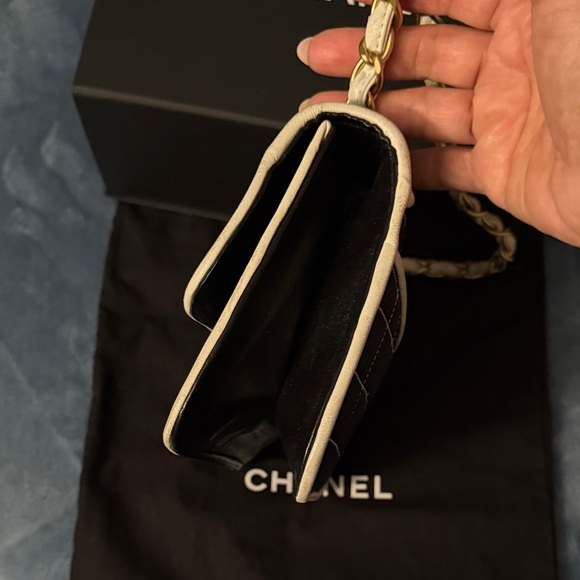 CHANEL Black and White Quilted Shoulder Bag with Gold Chain - Picture 4 of 15